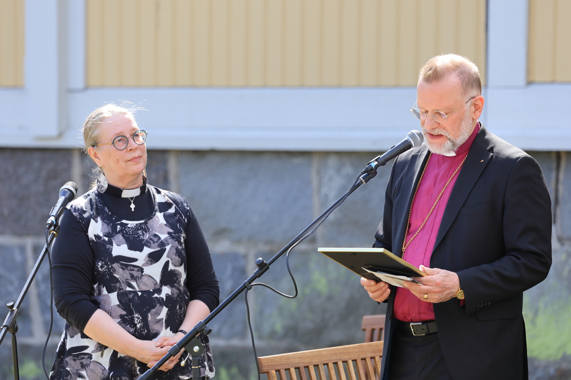 Kuvassa piispa Jari Jolkkonen pitää puhetta ja luovuttaa Kirkon ympäristödiplomin  kirkkoherra Kirsti Tapan...