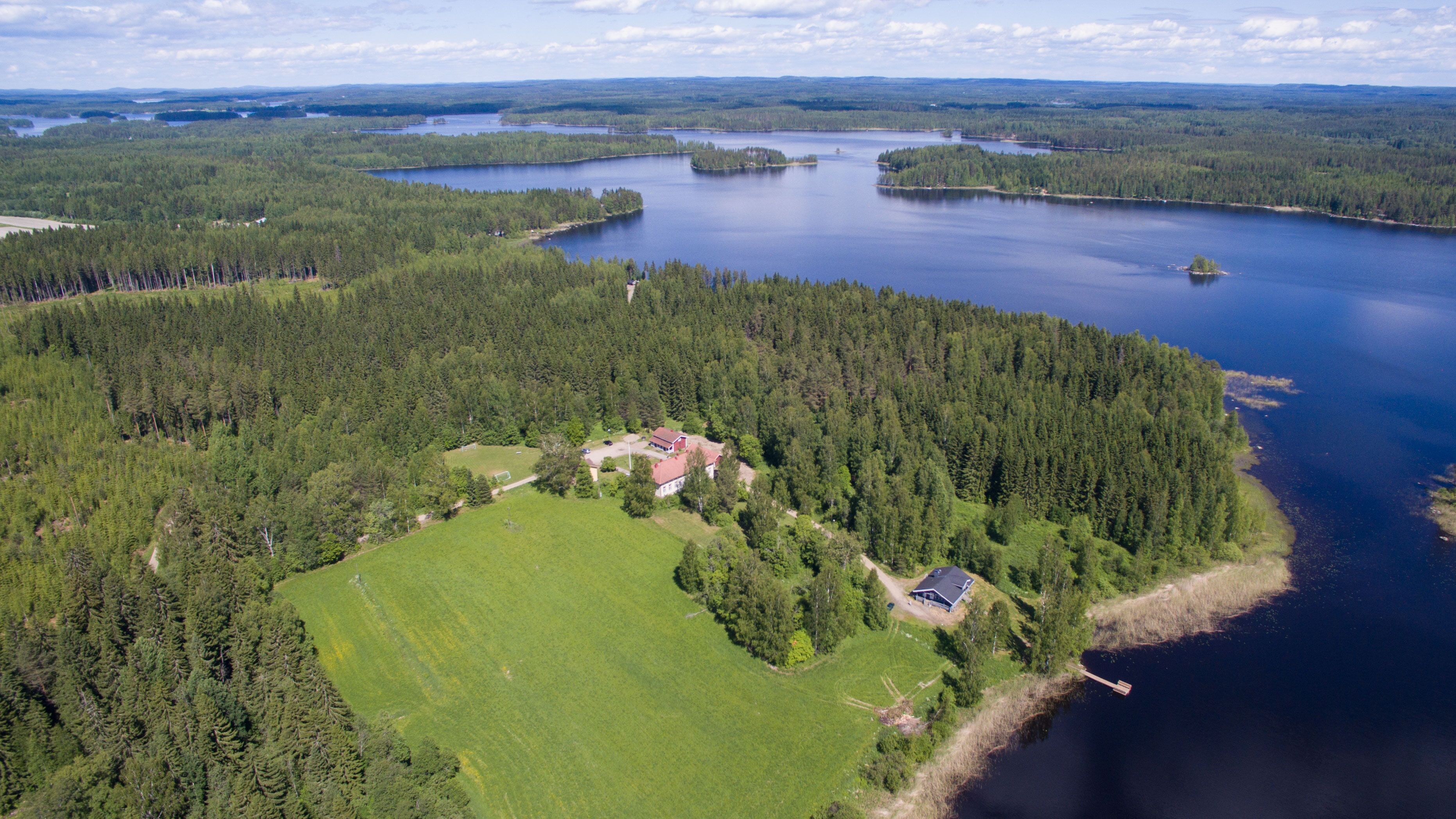 Kesäinen kuva Harjulasta, jossa näkyy järvi