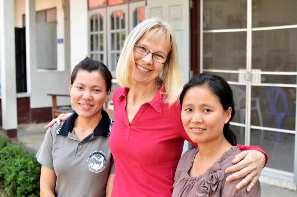 Keskellä Tuula ja hänen molemmin puolin thailaisia raamatunkääntäjiä.