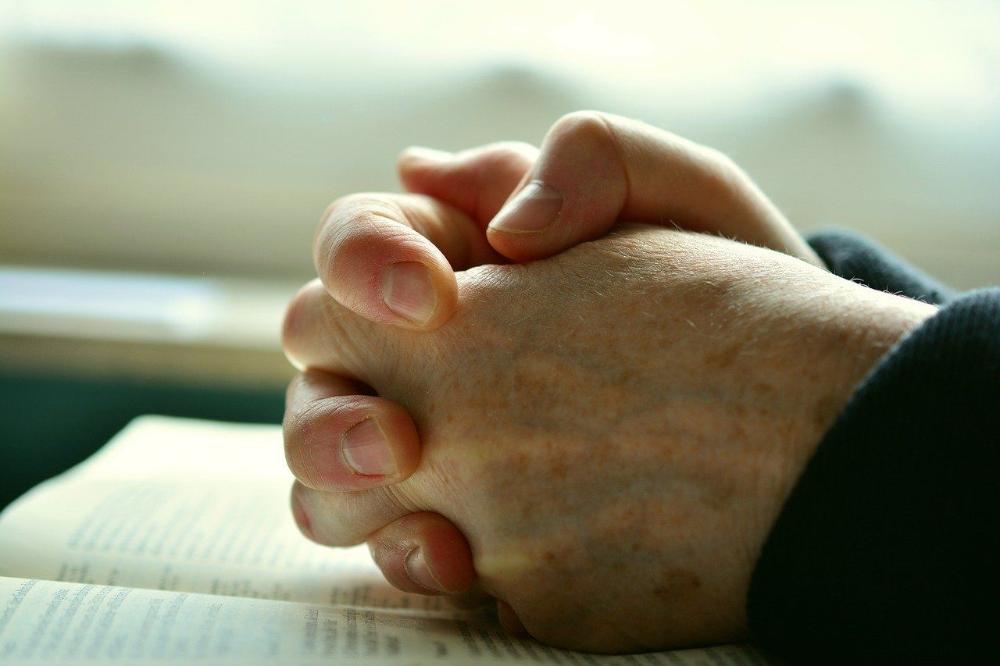 kädet rukouksessa