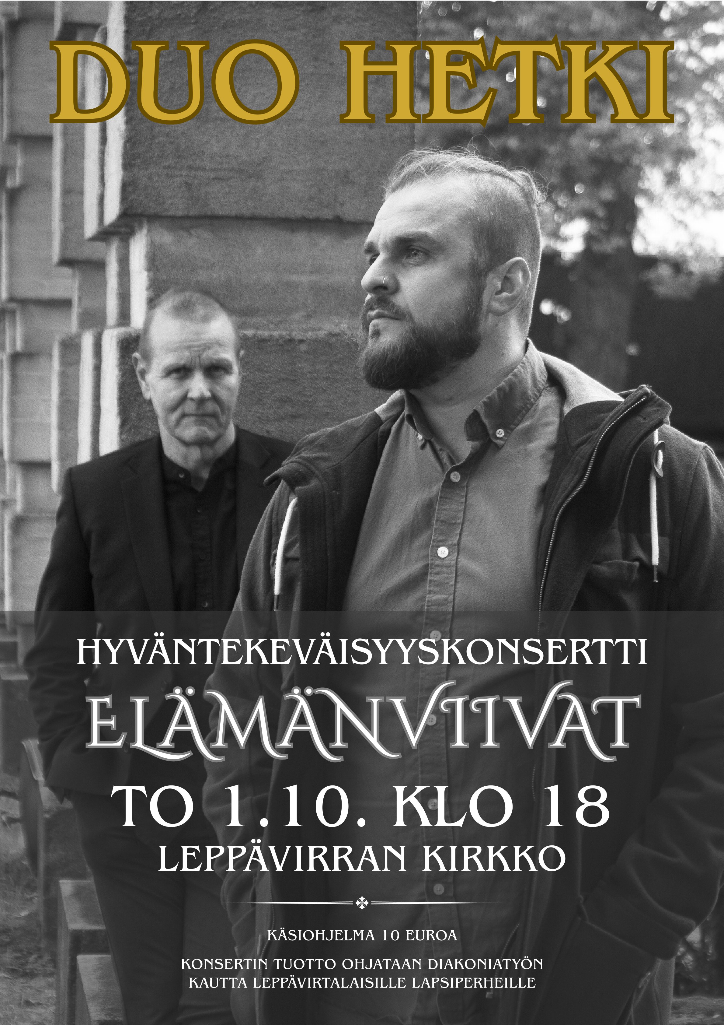 Esiintyjät seisovat peräkkäin puistossa