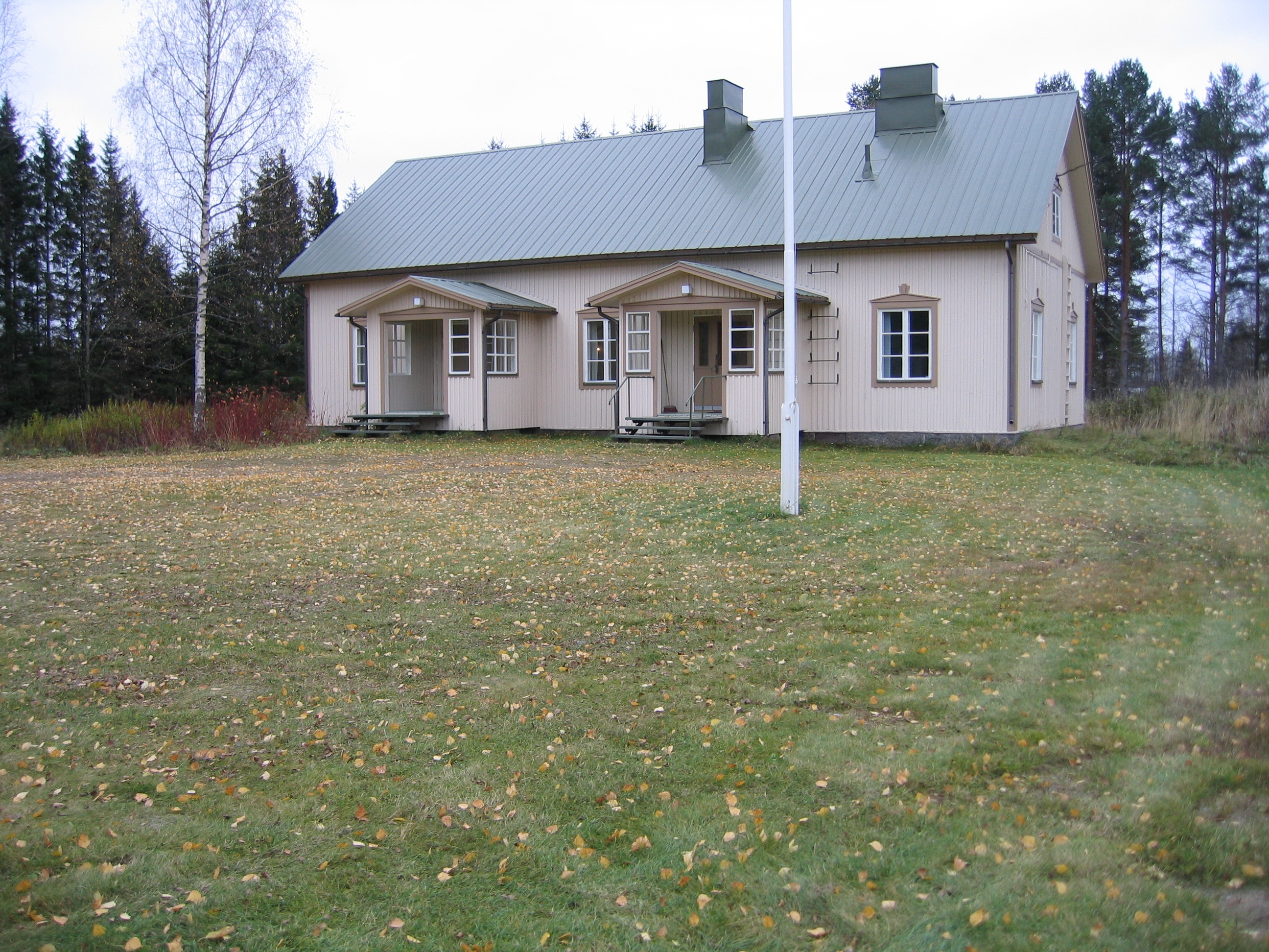 Puurakennus, jossa kaksi kuistia