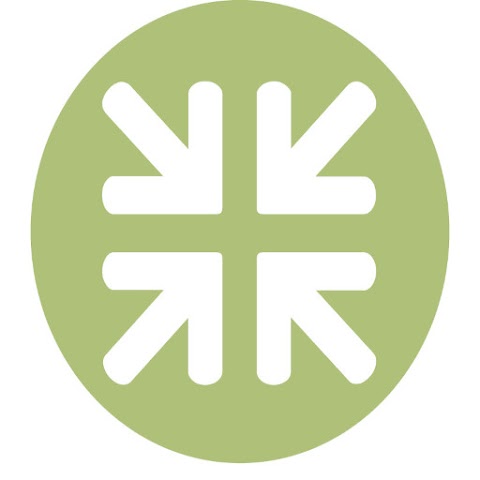 Herättäjäyhdistyksen logo, neljä nuolta osoittaa sisäänpäin