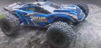 Kuvassa sininen radio-ohjattava auto