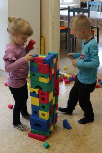 Lapset rakentavat palikkatornia