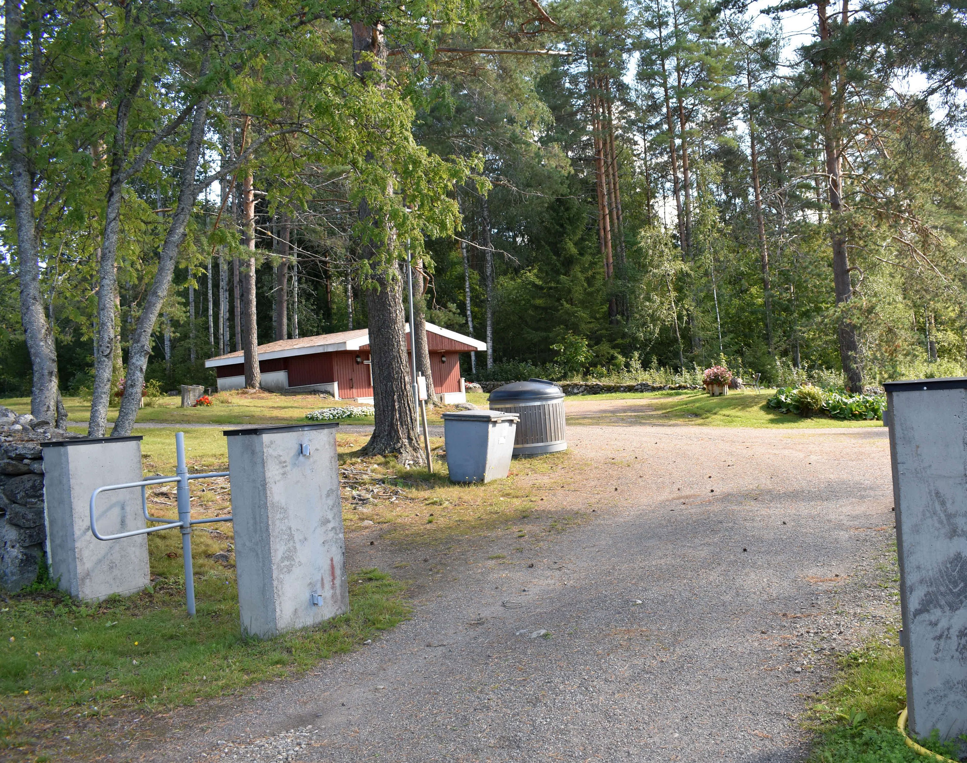 Hännilän hautausmaan portti ja ruumishuone