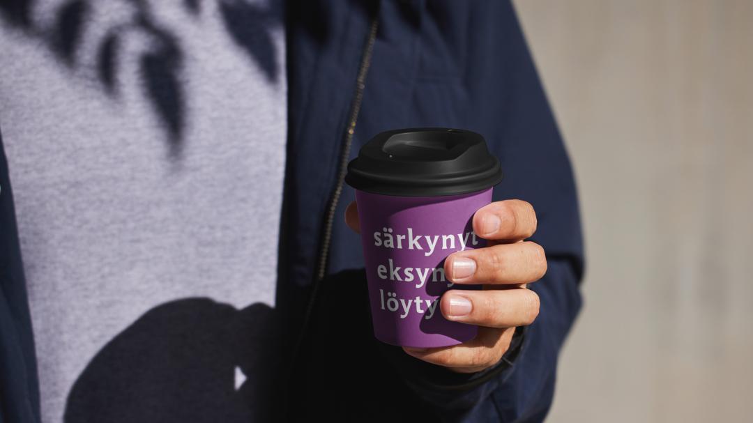 Kahvimuki, teksti: särkynyt, eksynyt, löytänyt
