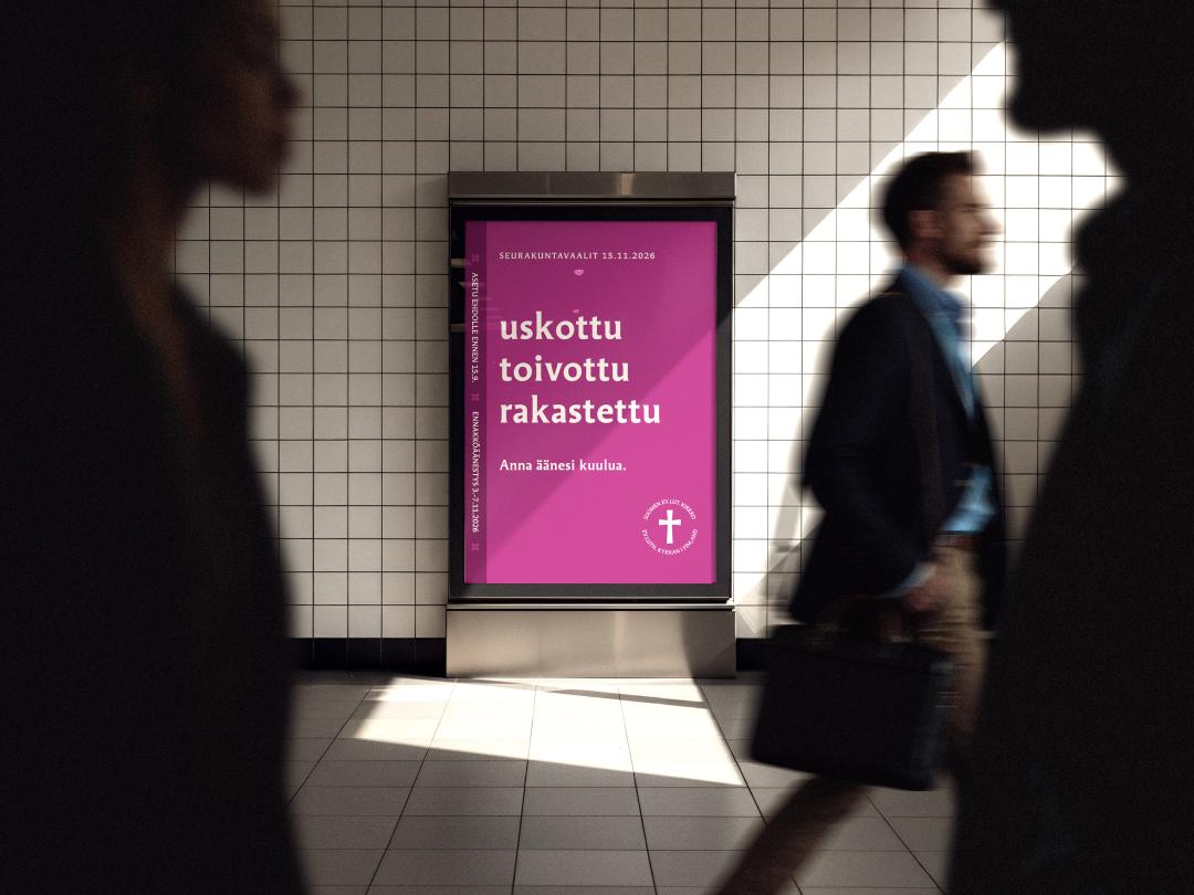 Mainos käytävällä, teksti: uskottu, toivottu, rakastettu